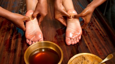 traditional indian ayurvedic oil foot massage